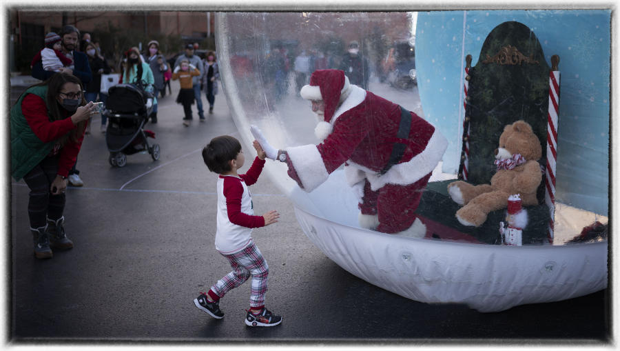 Christmas Story 2020 - Santa in a plastic bubble. : Street sessions : Oklahoma City Editorial and Documentary Photographer 